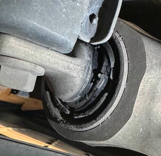 维修师傅用塞尺测量汽车下摆臂衬套间隙实拍