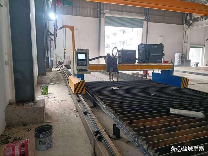 工厂车间内工人操作数控等离子切割机粗加工