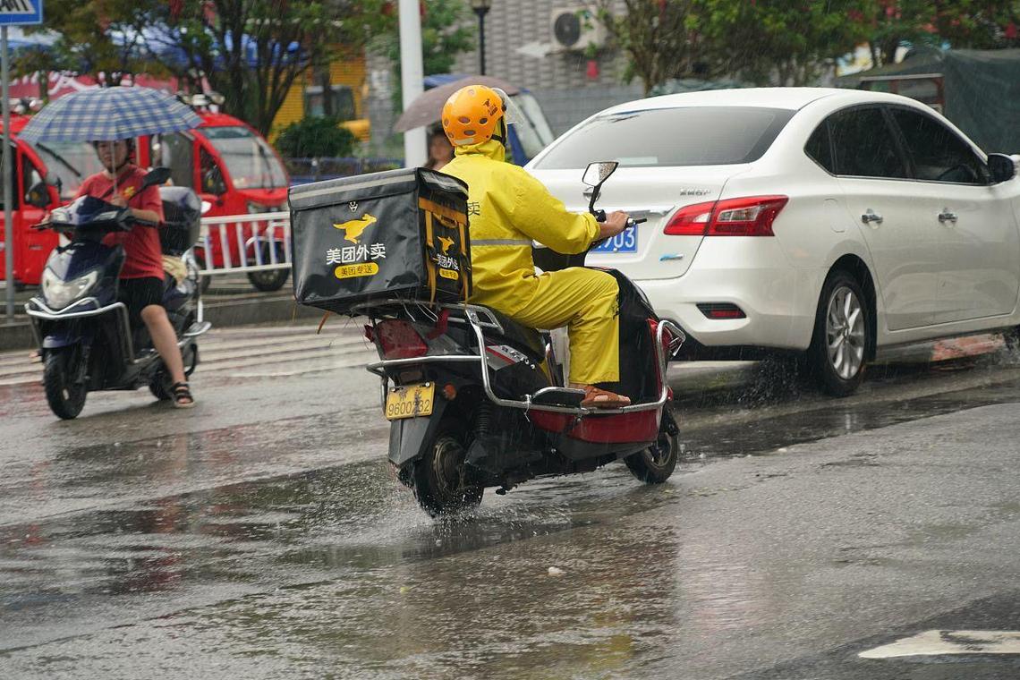 众包外卖骑手雨天送餐照片