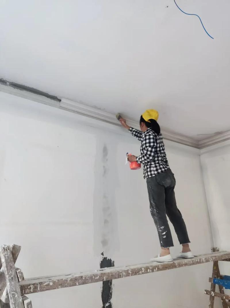 装修工人正在安装石膏线,粘贴和钉固定现场操作