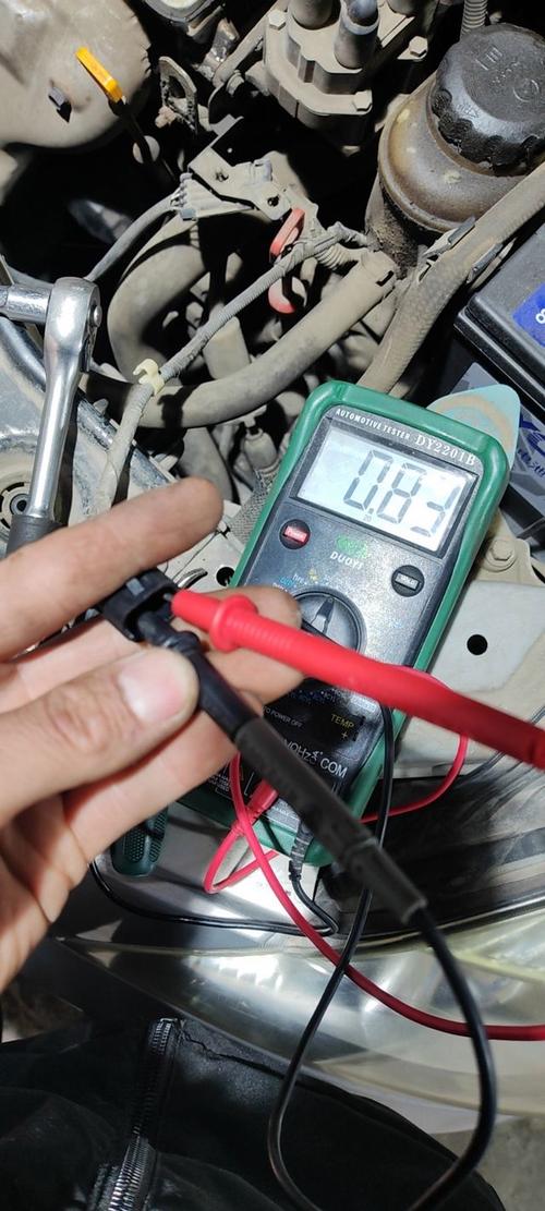 汽车万用表电压测量正确搭铁位置实拍