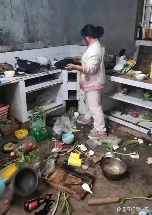 妈妈在混乱的厨房中崩溃地坐在地上身边是辅食失败品