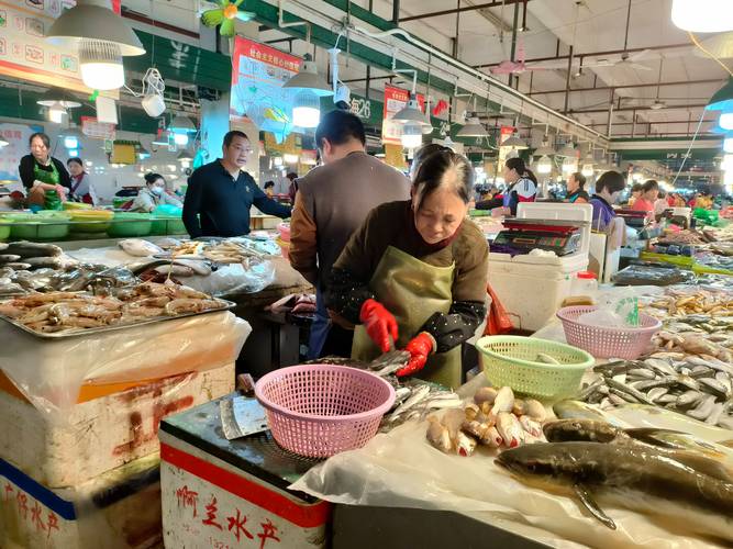 海口东门市场湿漉漉的地面和鲜活海鲜