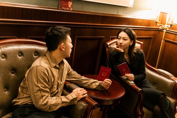 情侣在咖啡馆面对面摊开婚前财产协议的实拍场景