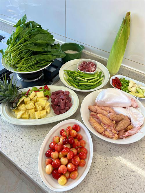 家常厨房多种新鲜食材搭配摆放图