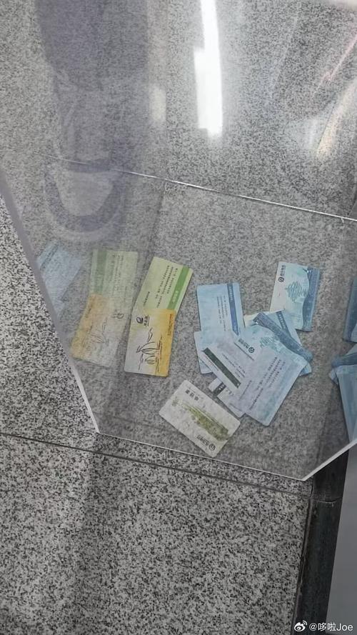 掉漆铁皮盒收纳的旧地铁票根