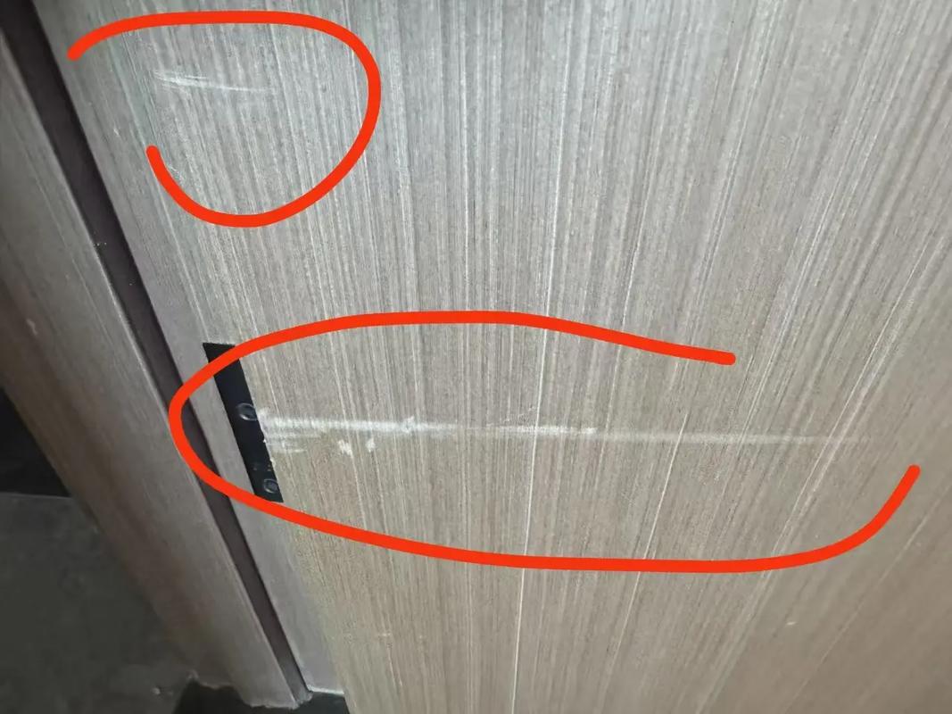 家庭使用中被刮花的烤漆复合门表面细节