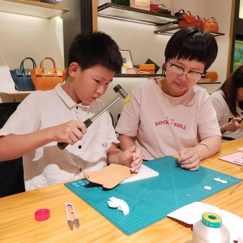 工业从业者父母下班陪孩子做手工场景