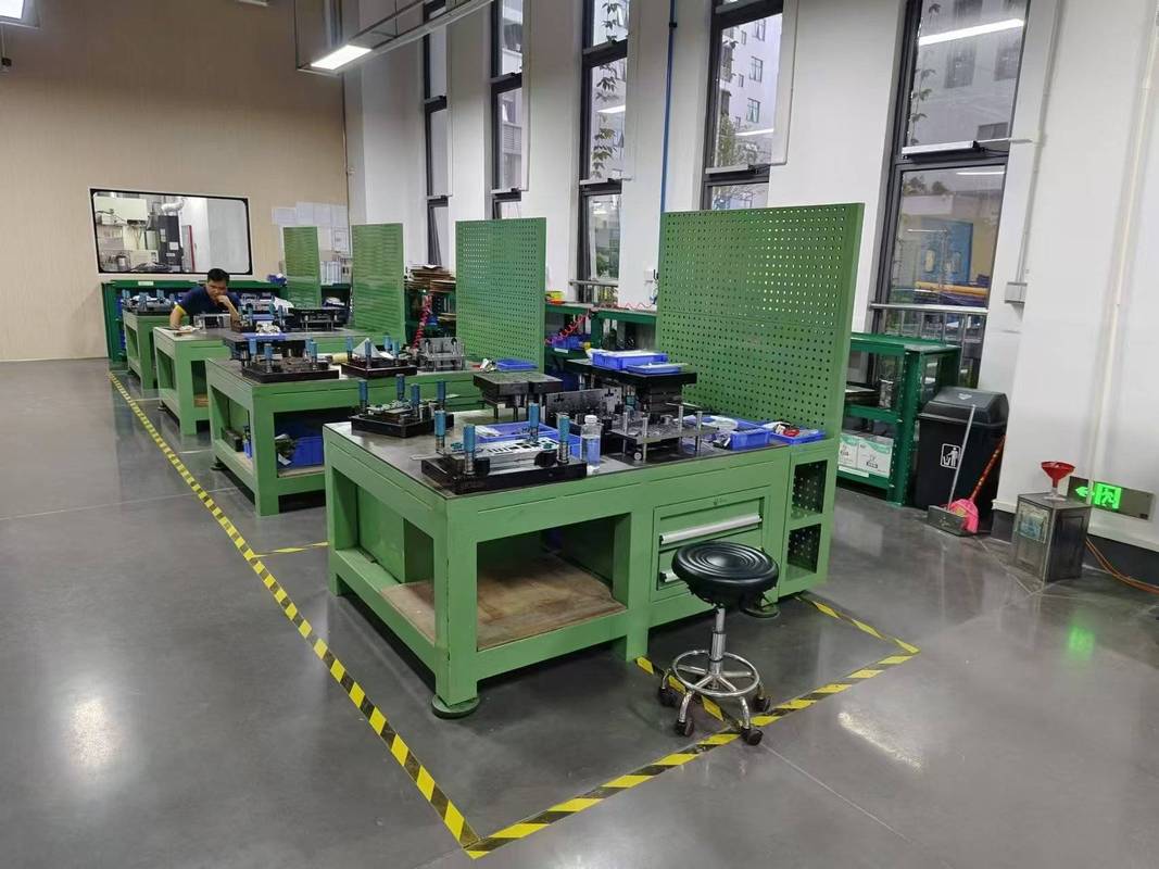 模具钳工研配型腔细节工作现场