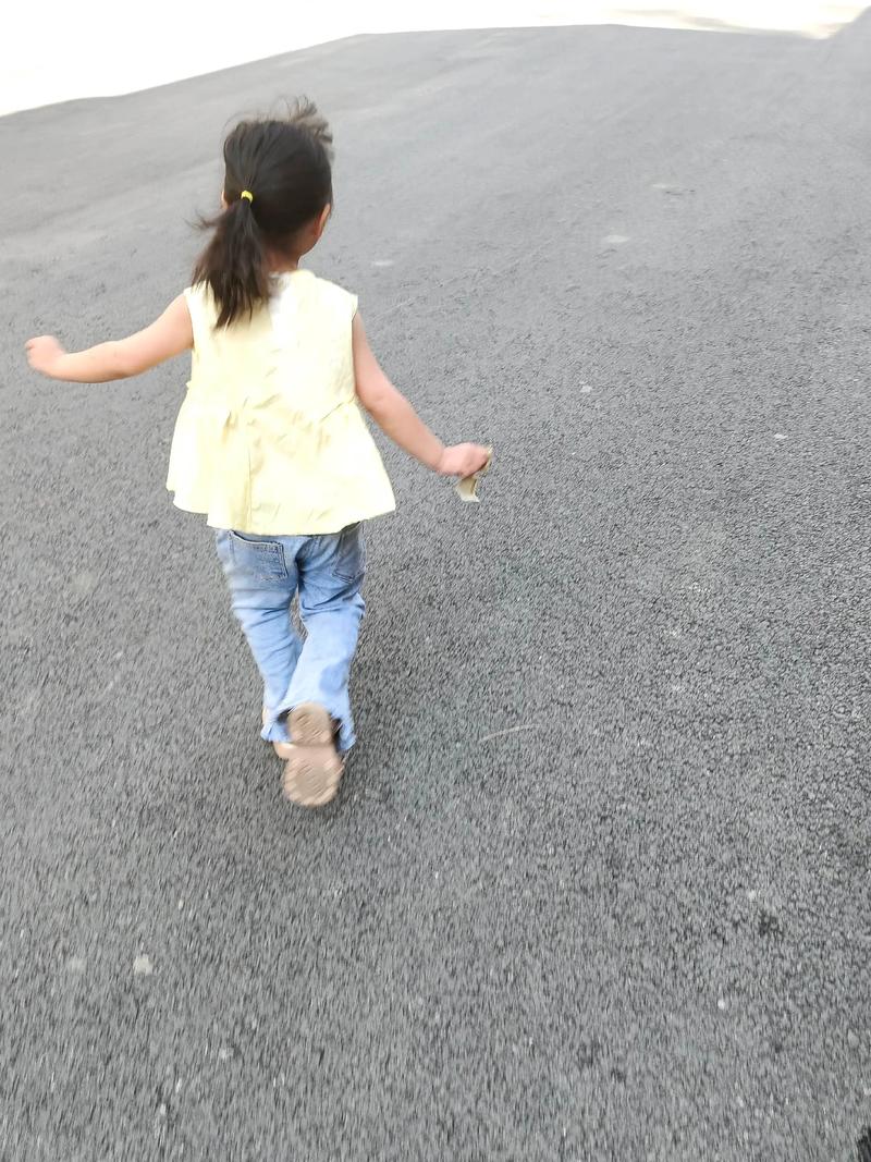 孩子自己穿反鞋但自信出门的背影