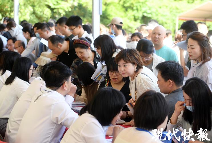 夏令营招生宣传展台前家长扎堆咨询