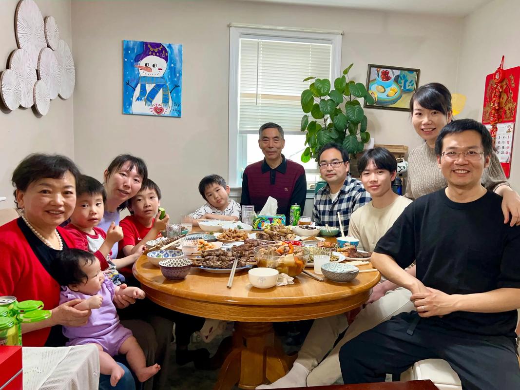 家族聚会孩子观察大人互动场景