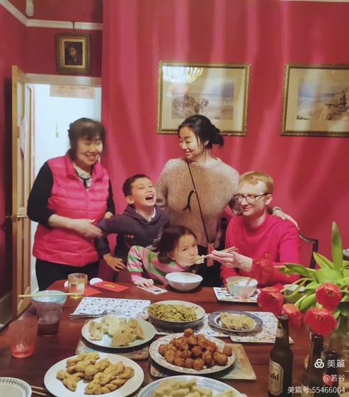 春节家庭聚会孩子躲妈妈身后场景