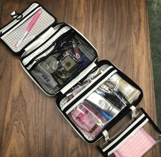 打开的出行清洁小包内部物品摆放