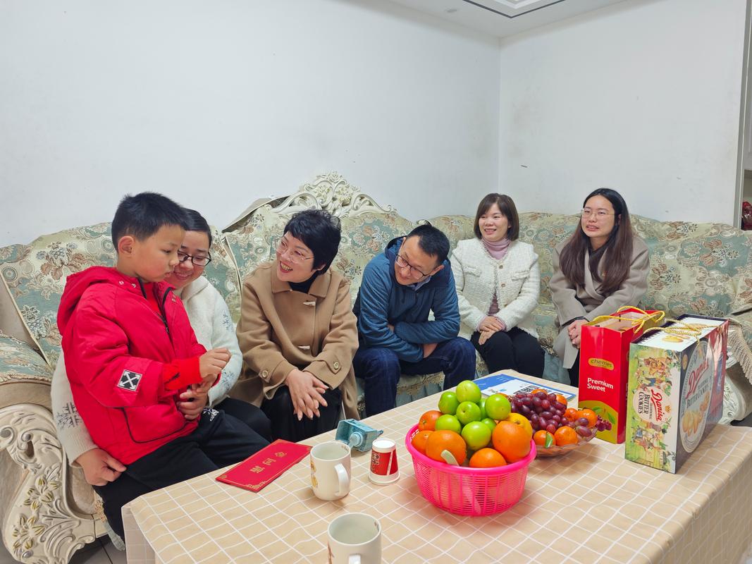 工业企业年会员工家属念家庭口号现场照