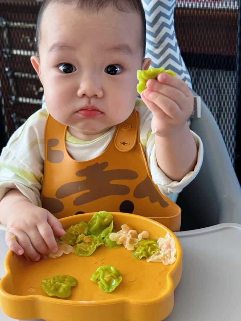 宝宝自主进食满手食物开心大笑