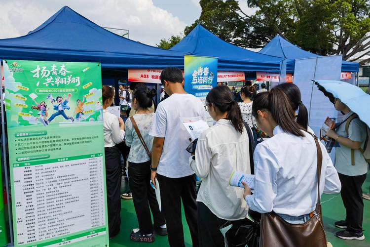 双一流高校毕业生春季校招双选会现场