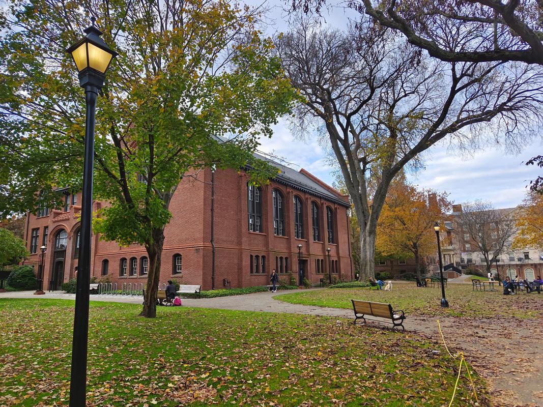 美国常春藤大学教学楼前草坪