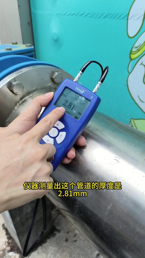 超声波测厚仪测量薄壁铜管现场图,探头带耦合剂