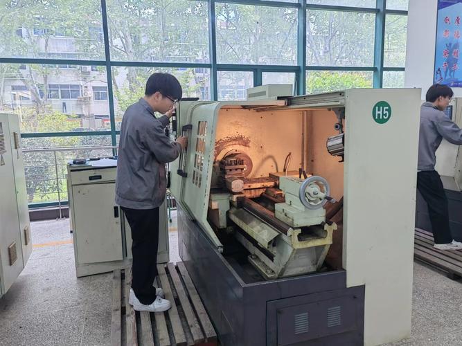 中职学生数控机床实训操作