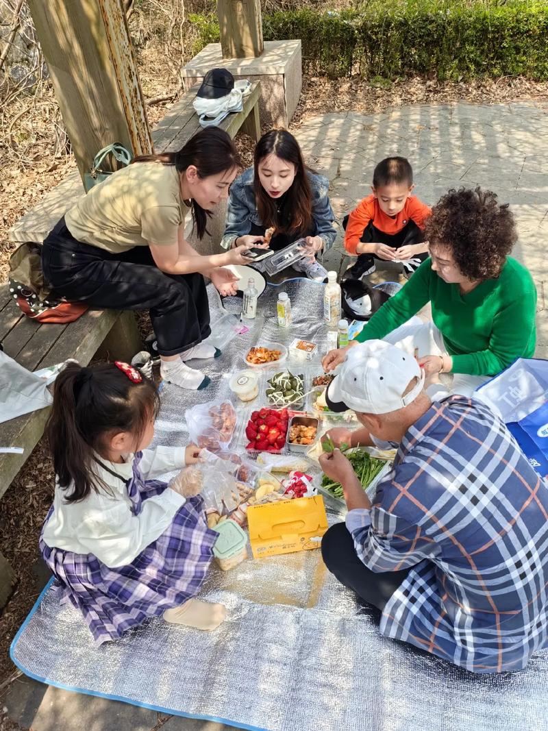 双减后小学生周末户外爬山野餐场景