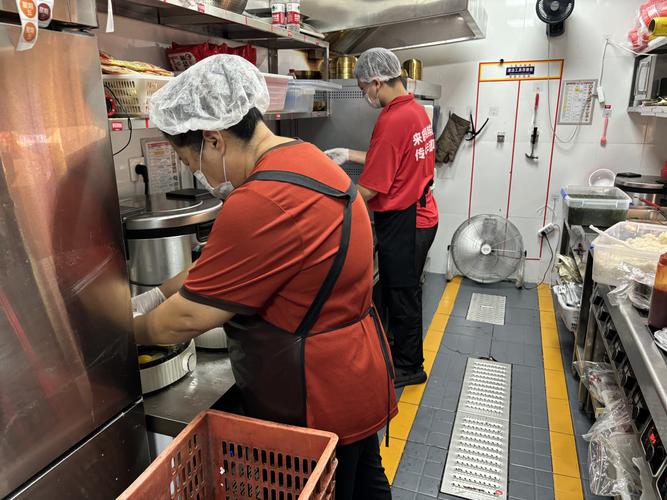 连锁茶饮门店后厨外包员工操作场景