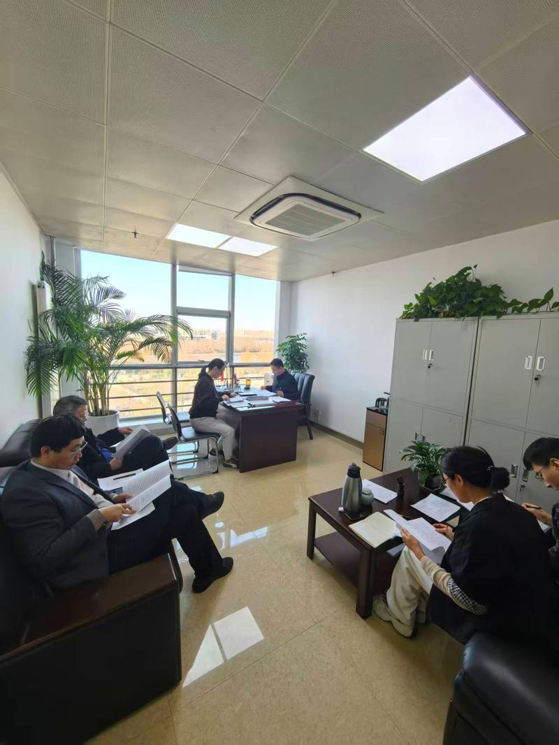 商务律师审阅合同场景会议