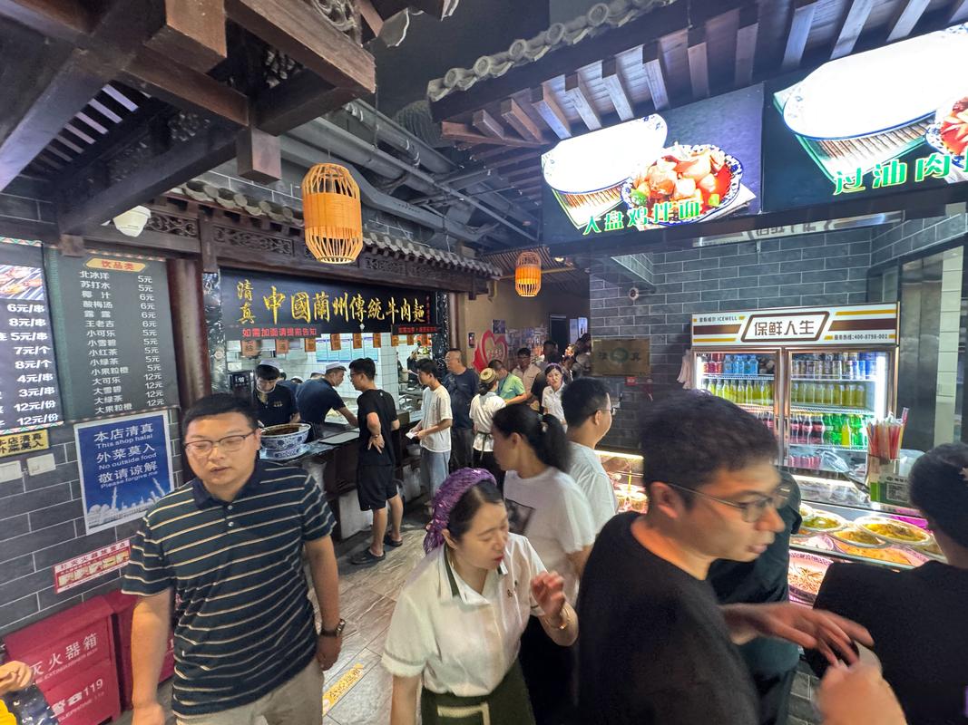 兰州中山桥附近老面馆门口排队食客