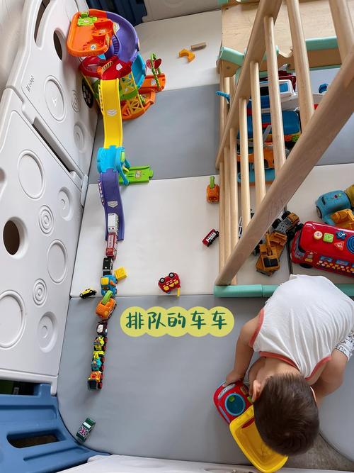 幼儿秩序敏感期把玩具车严格排成一列的场景