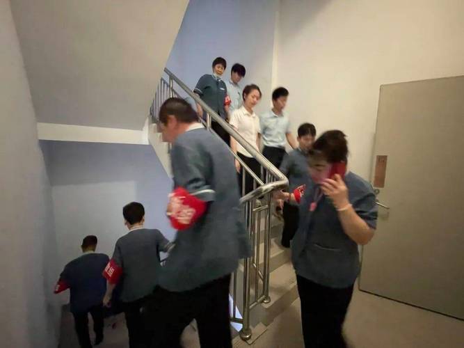 职场人蹲在写字楼消防通道打电话崩溃的实拍图