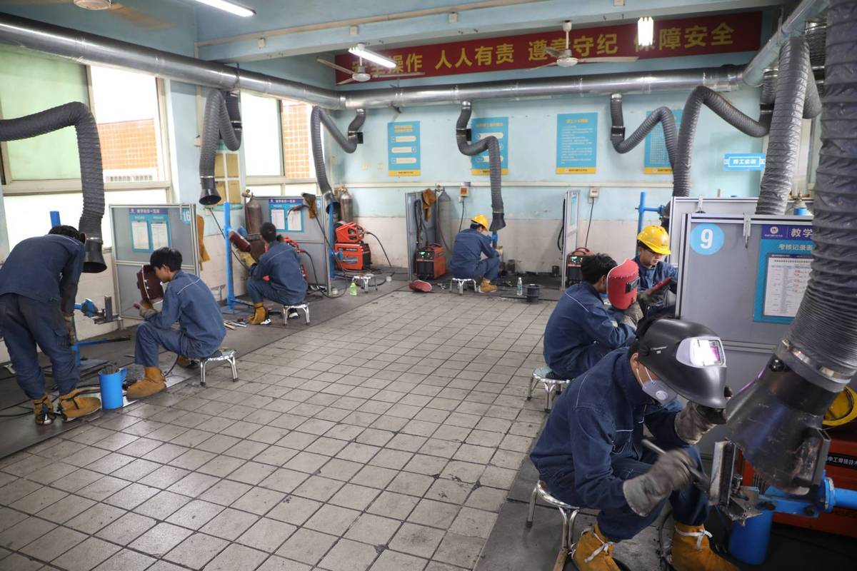 汽配厂焊工技能考证培训教室场景