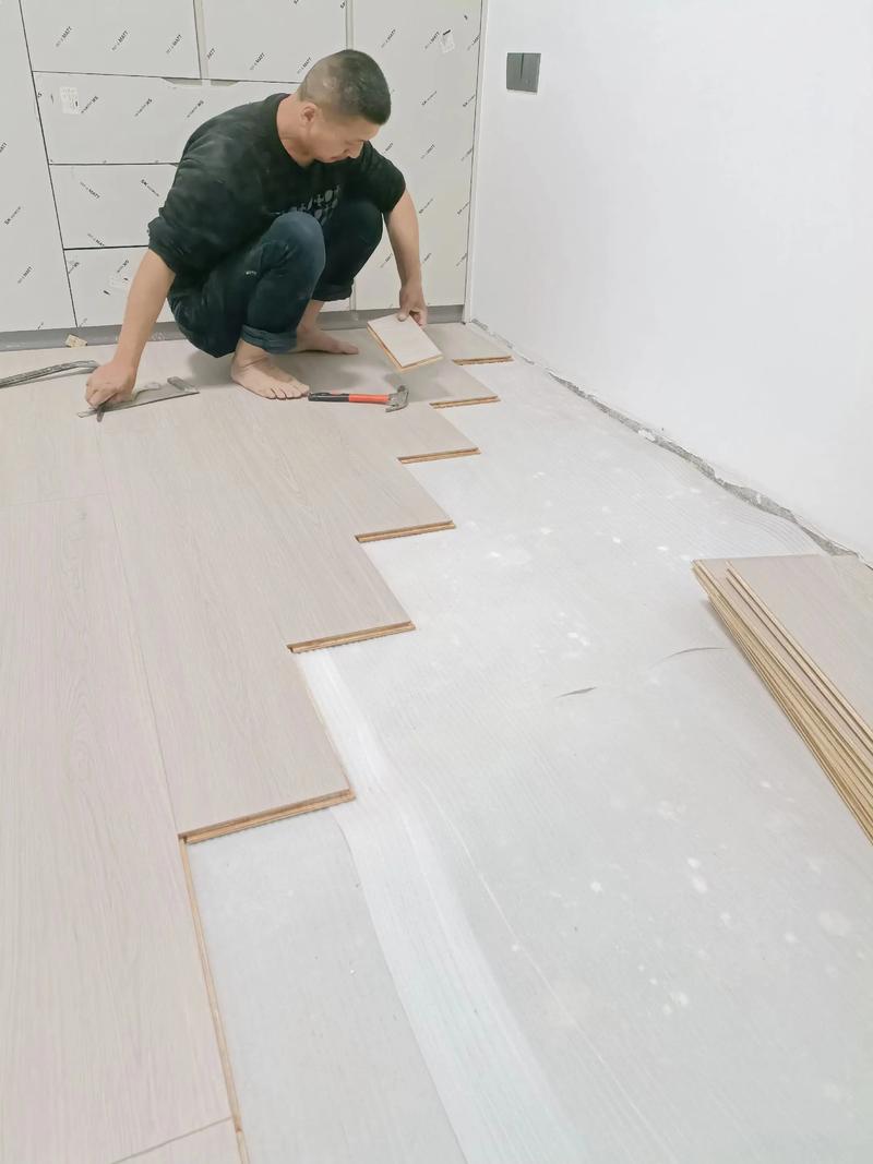 强化地板安装工人正在铺装
