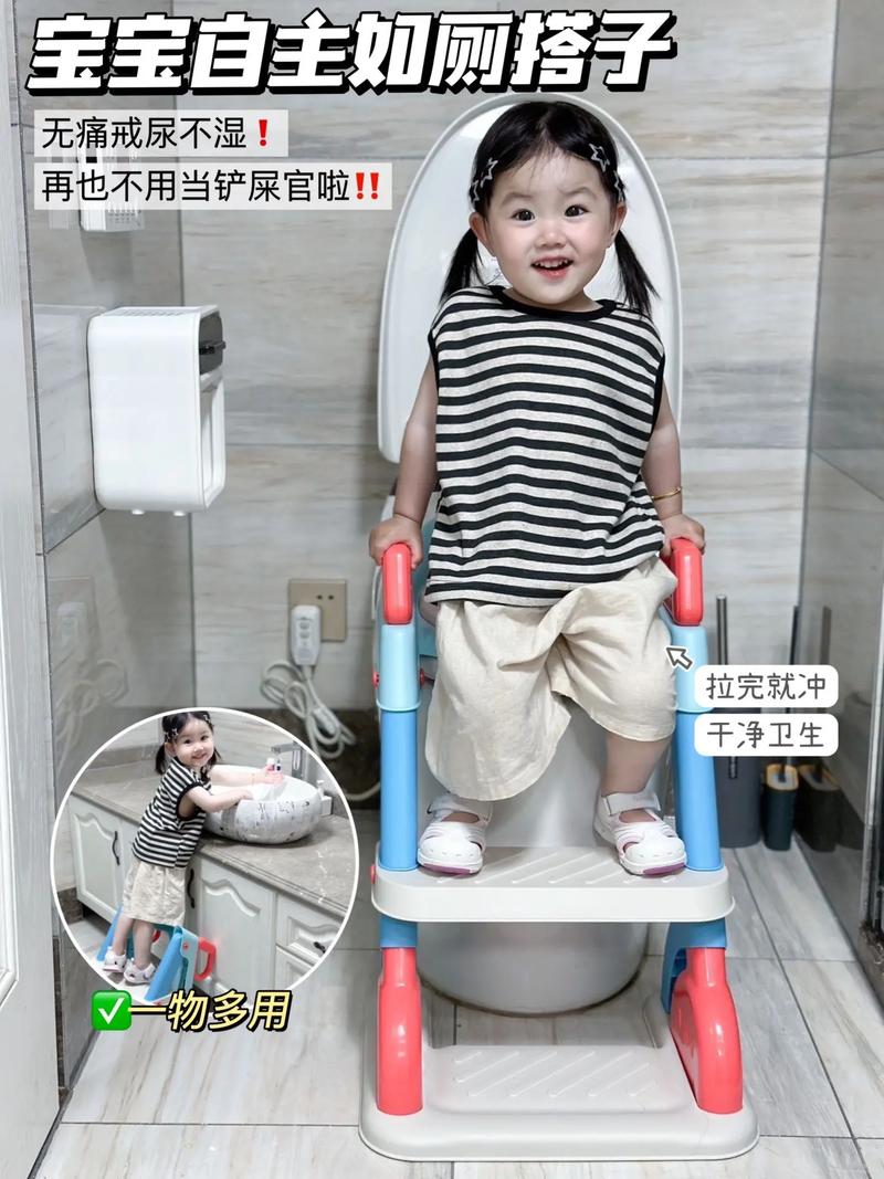 幼儿光脚站在彩色小马桶旁，地上铺着防水垫的居家场景
