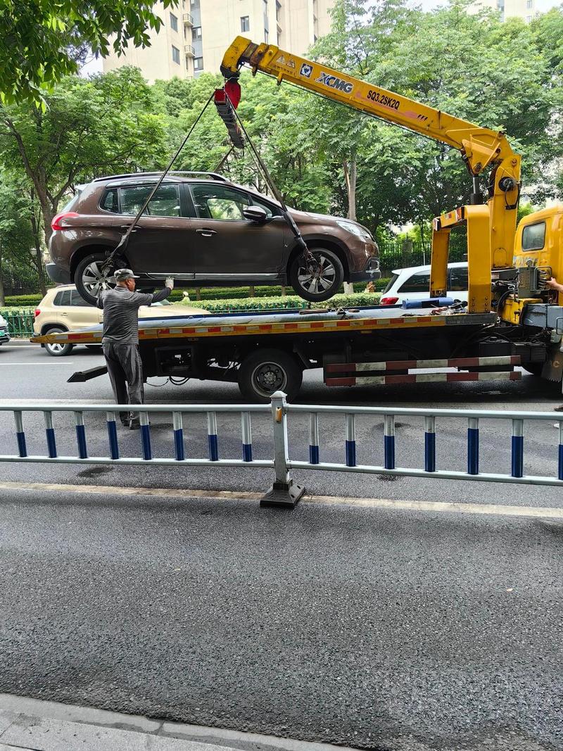 这种情况别硬开，立刻叫拖车