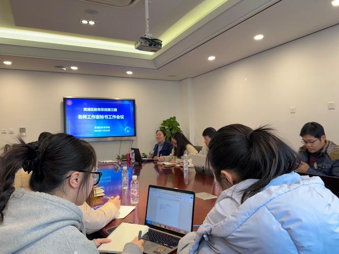 职场人散会后围在会议室门口拉小群补沟通的真实场景