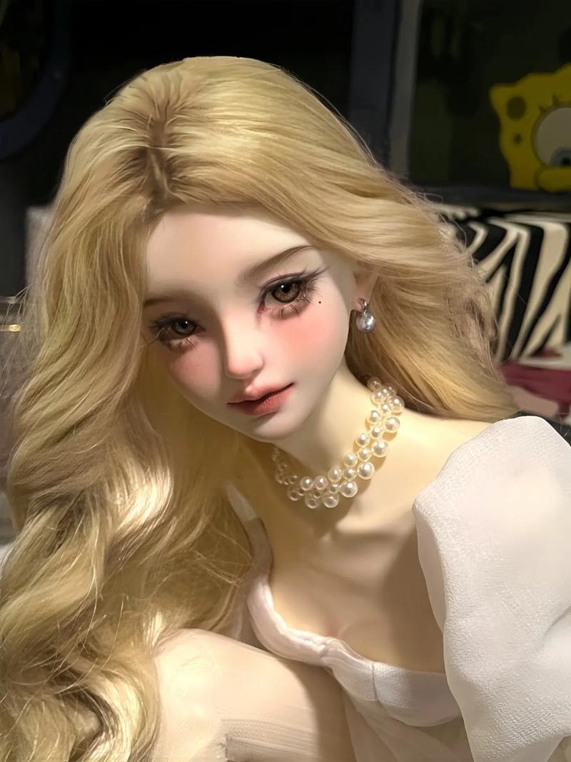 收藏家展示的BJD玩偶精细妆面和定制服装