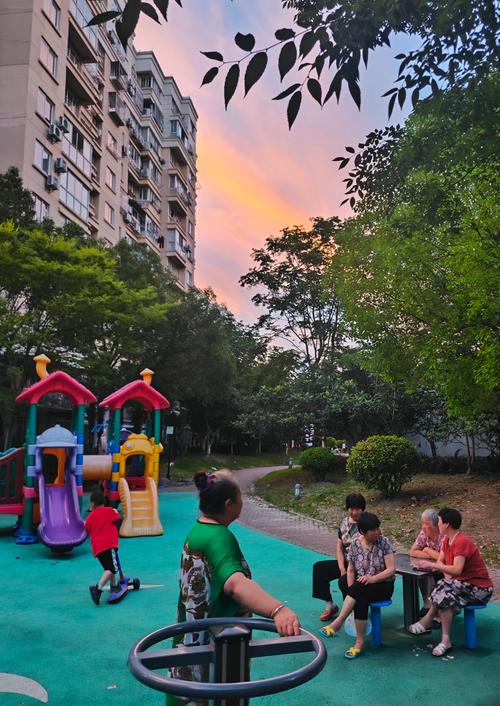 傍晚小区楼下亲子散步聊天休闲运动场景