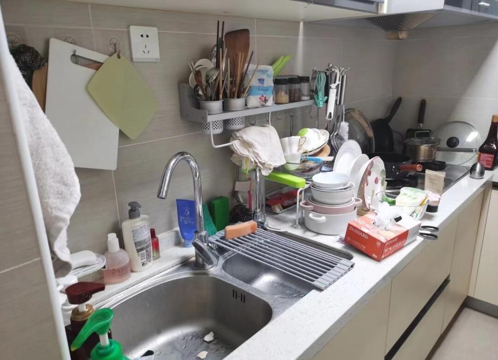 错误混放集中的厨房膳食器具实景图