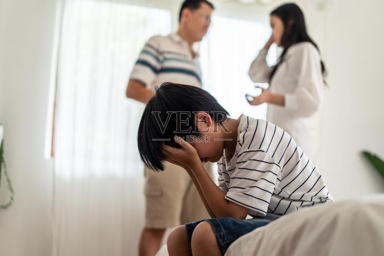 家庭冲突中父母争吵孩子躲房间哭泣