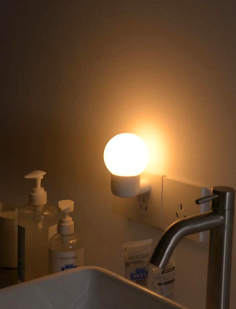 卫生间门口壁挂式夜间感应灯安装实景图