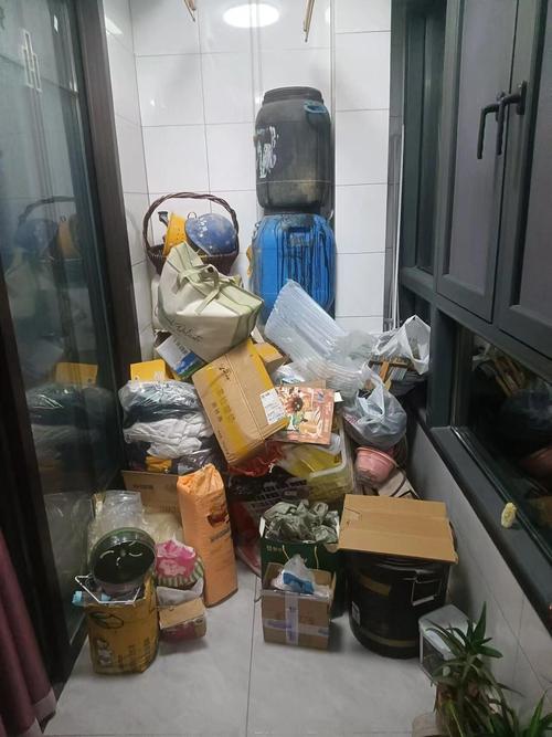 亲子改造废旧物品阳台凌乱场景