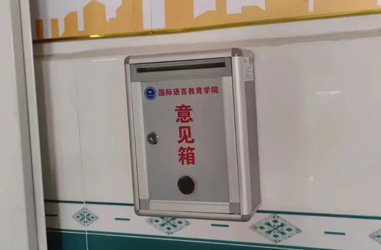 学校大厅摆放的无锁意见木箱实拍图