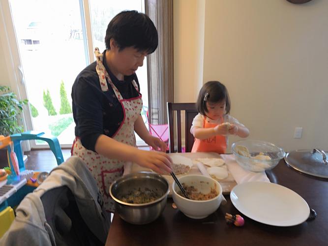 奶奶厨房给幼儿做辅食的木质操作台场景
