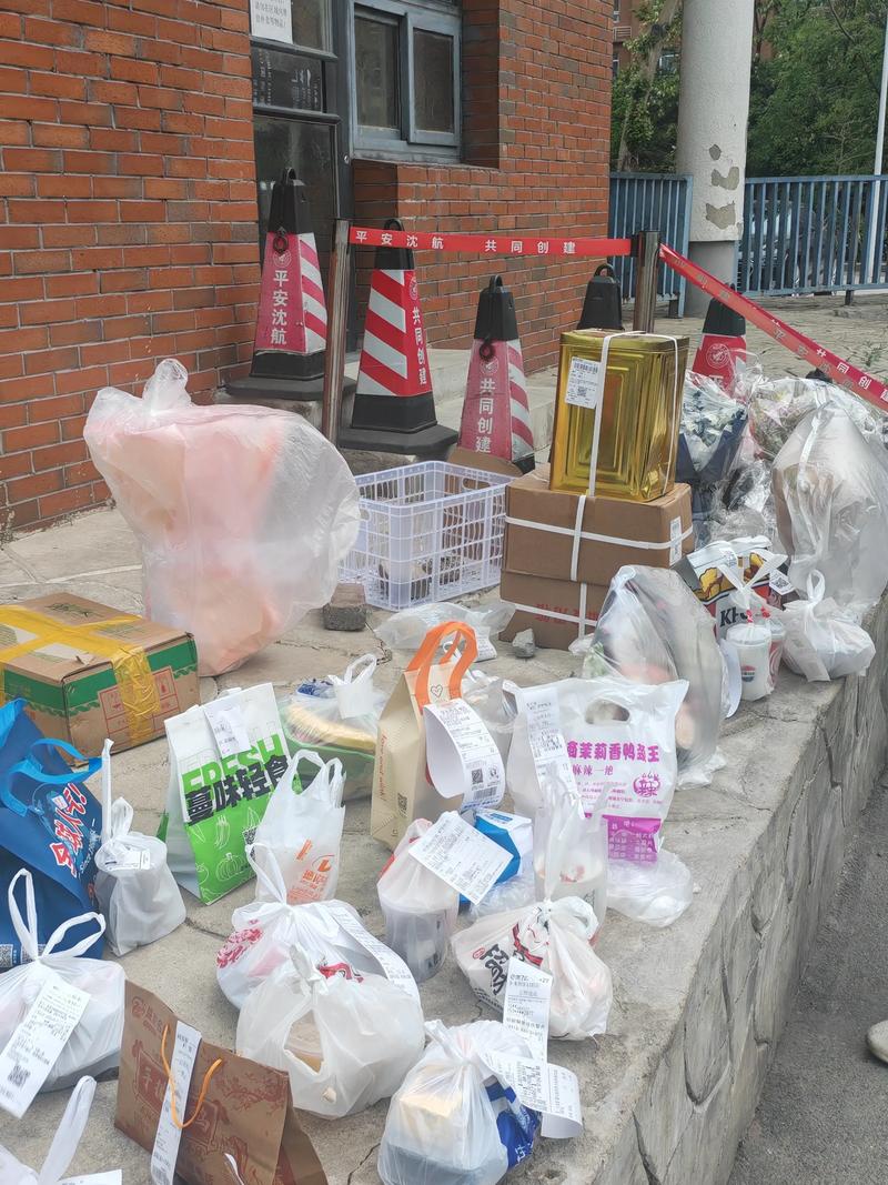 外卖塑料盒堆成山场景照片