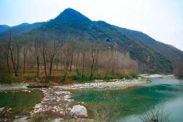南漳鱼泉河大峡谷遮阴石板步道与浅溪