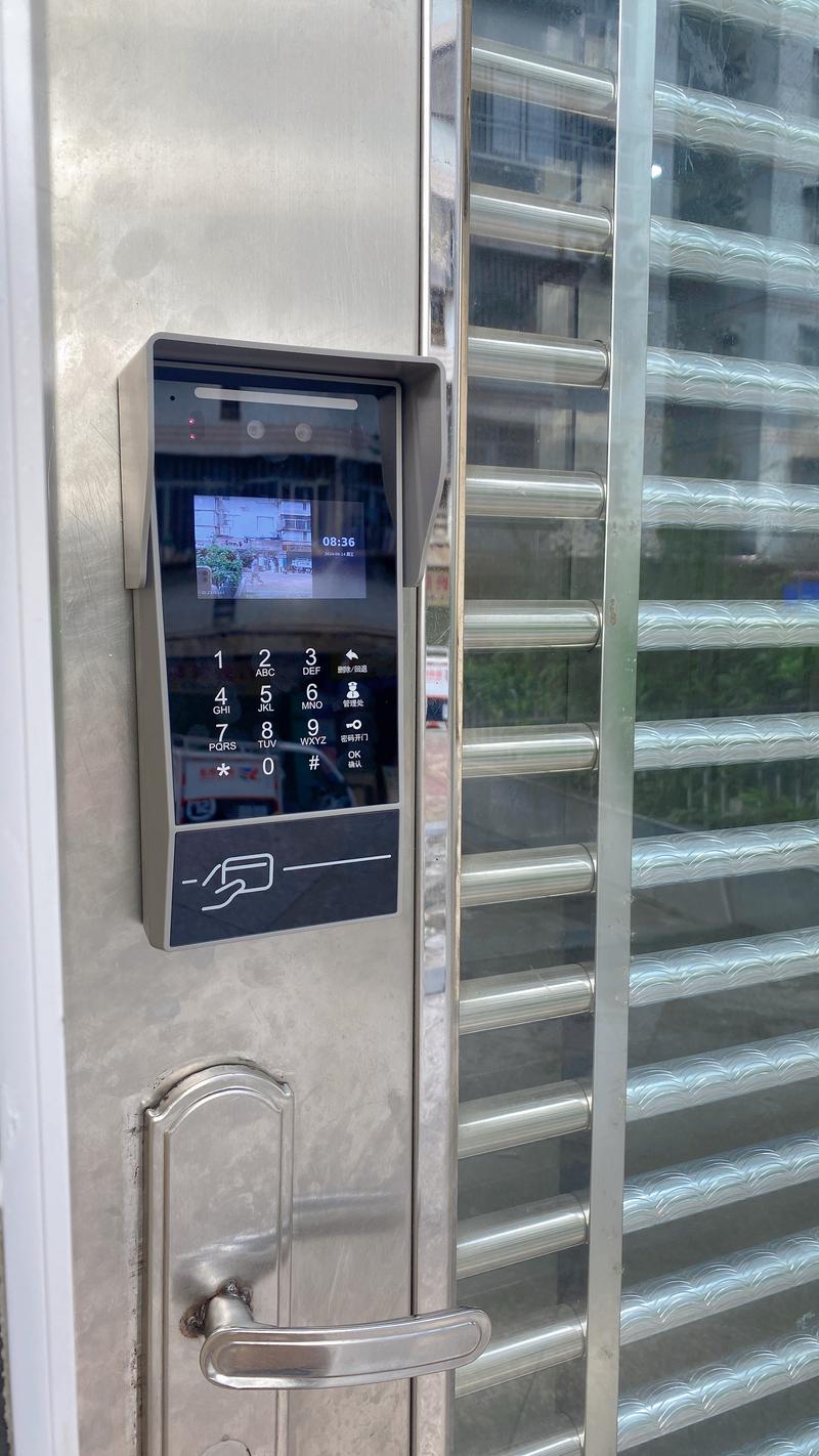 小区门禁人脸识别设备现场图