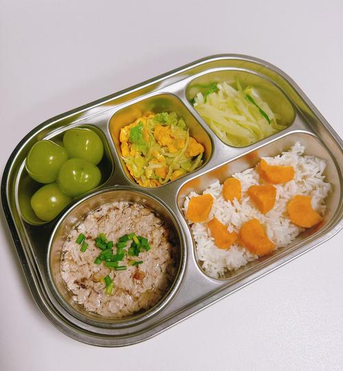 乡村小学营养餐午餐实拍 餐盘有蒸杂粮和清炒时蔬