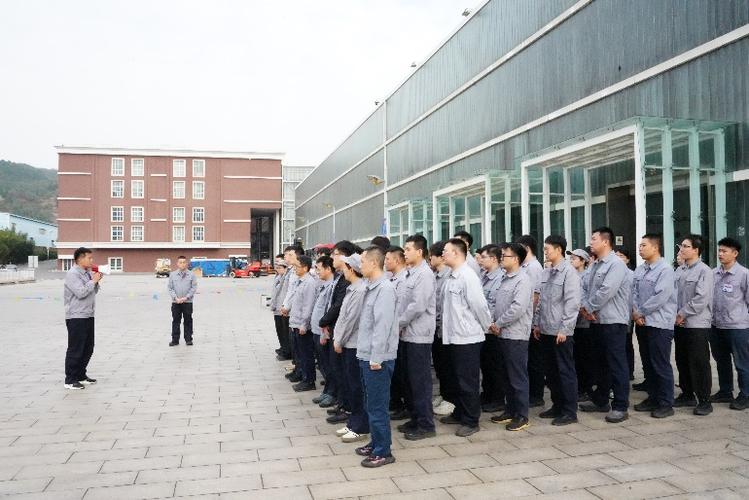 工厂车间内安全员安慰悲伤的工人同事