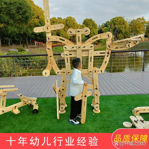 家庭用螺丝螺母进行亲子分类游戏的场景