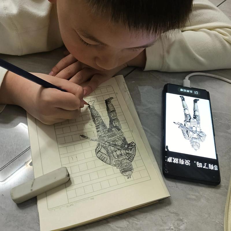 孩子趴在桌上用铅笔描等高线地形图的特写